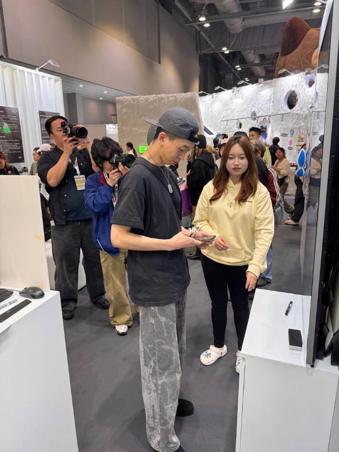 AIO人員即場展示鐳射雕刻